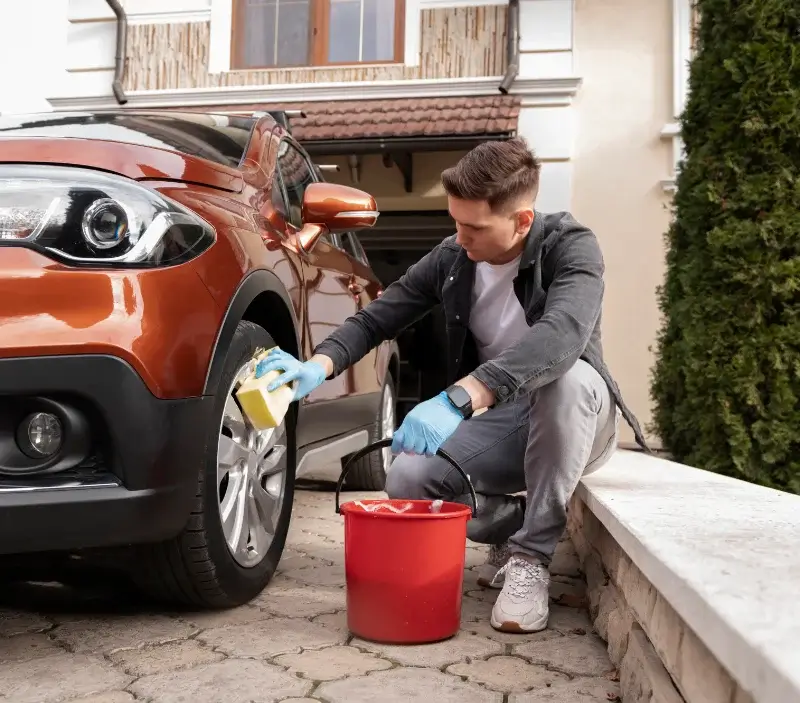 Lavage auto à domicile Précy-sur-Vrin : professionnel intervenant sur un véhicule